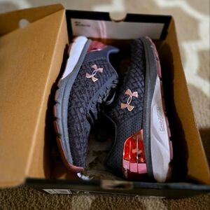 EUC Under Armour Charged Escape